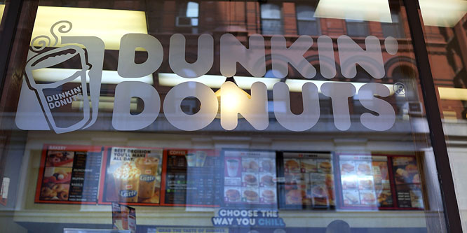 A Dunkin' Donuts kidobja a fánkot