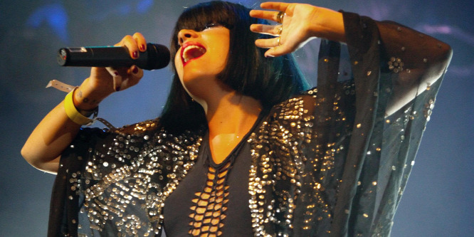 Lilly Allen, énekesnő prostituáltaknak fizetett a leszbikus szexért: kiakadtak a rajongói