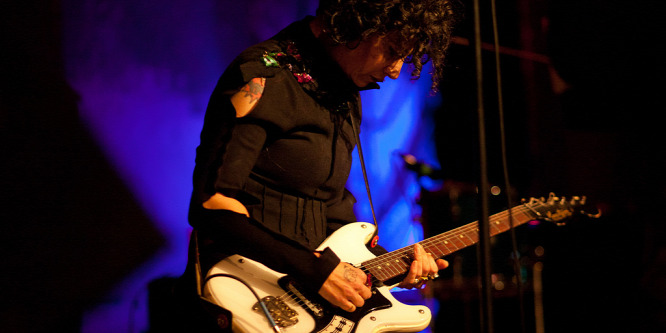 Tábortűz csúsztatásokkal - Carla Bozulich a Mika Tivadar Mulatóban