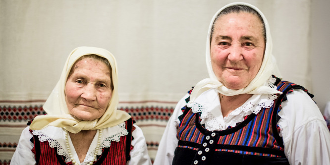 Elkapta a férfi a nt, aztán behúzta a bokorba