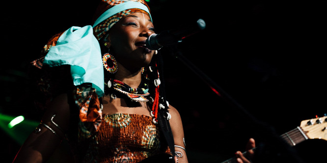 A mi generációnknak annyi - mondta kedvesen. Fatoumata Diawara az A38-on