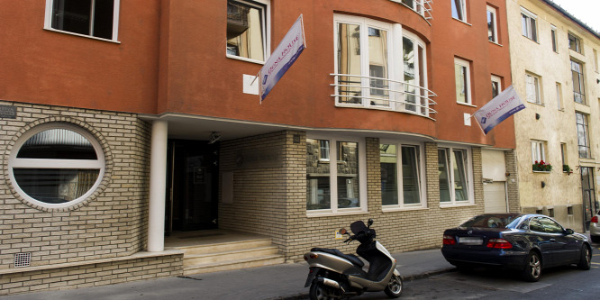 Augusztustól 5 forintos névértékkel forognak a Duna House részvényei