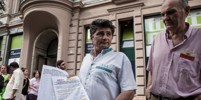 Dühös lakók tiltakoztak Erzsébetvárosban a kerékbilincselések miatt
