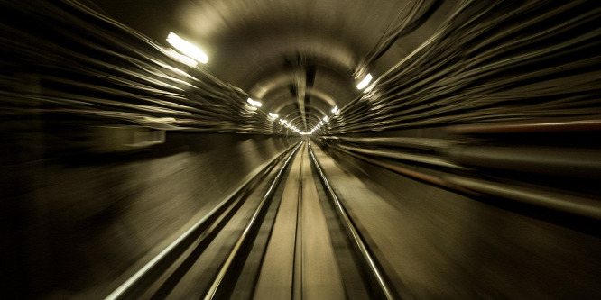 Hajszálon múlt a tragédia, metró elé esett egy n Bukarestben