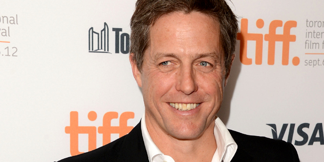 Hugh Grant érett nre cseréli a fruskákat