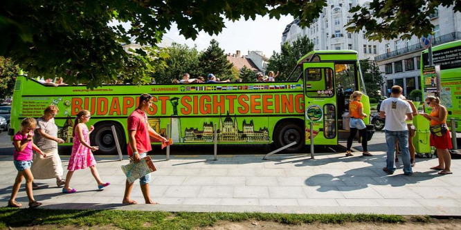 Pesten gyalogol még a buszos turista is