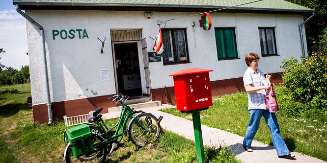 Ingyenes lesz a bankkártyahasználat a Postán