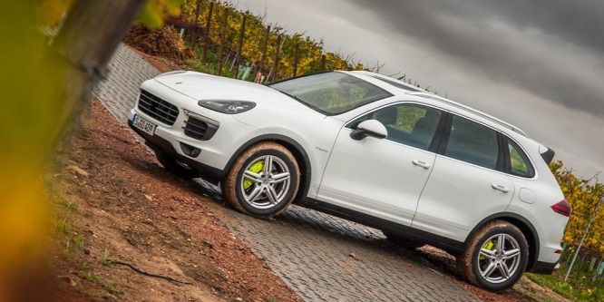 416 lóer, de 3,4-et fogyaszt? - Porsche Cayenne S E-Hybrid menetpróba