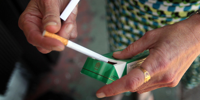 A talajba kerülő cigarettacsikkek gátolhatják a növények fejlődését