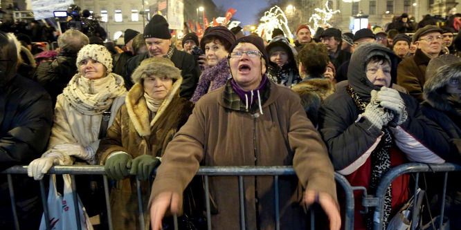Két tűz közé kerültek a tüntetők