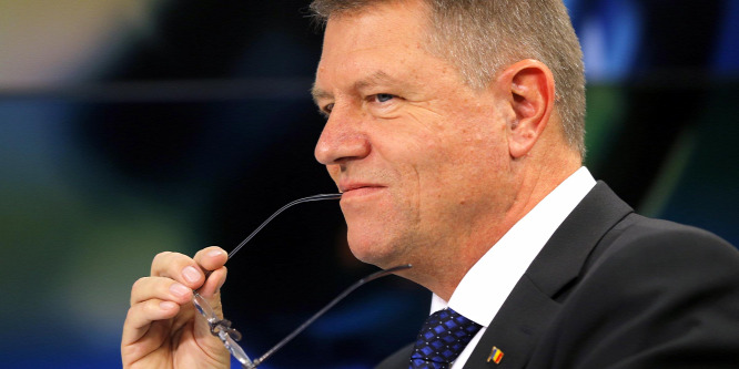 Klaus Iohannis: Romániának nincs miniszterelnöke, a kormányt egy bűnöző vezeti a háttérből