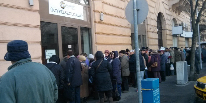 Rohamoznak a nyugdíjasok az olcsó fürdőbelépőért