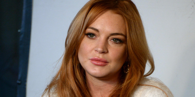 Sörhas és kilógó mellek - Elhasznált testét mutogatta Lindsay Lohan