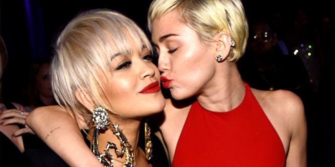 Miley, van rajtad bugyi? Öt zavarba ejtő ruha a Grammy-gála előestéjéről
