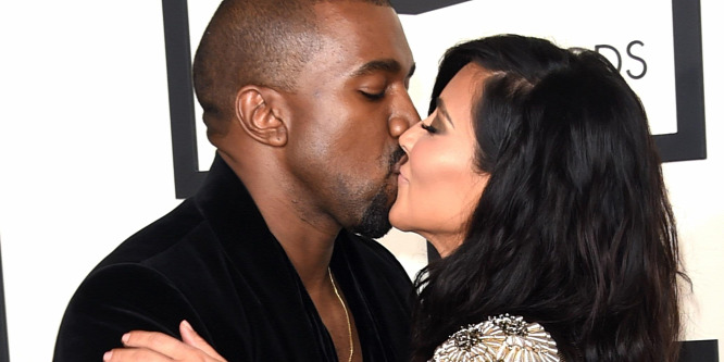 A Grammy-díj-átadó legforróbb csókja: így taperolta le Kim Kardashian fenekét Kanye West