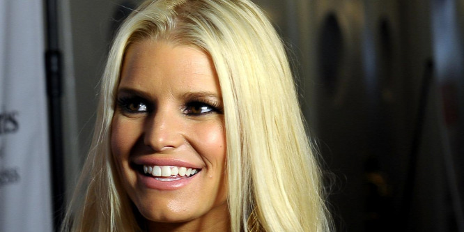 Jessica Simpson hatalmas mellei bevették a mexikói tengerpartot