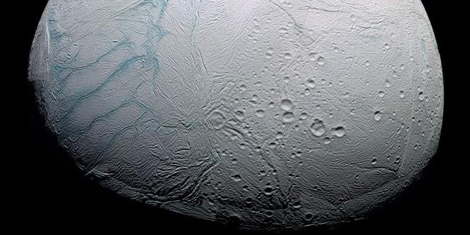 Meleg források bugyognak az Enceladus jeges felszíne alatt