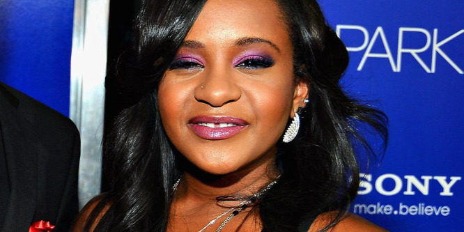 Másik kórházban folytatják Bobbi Kristina Brown kezelését