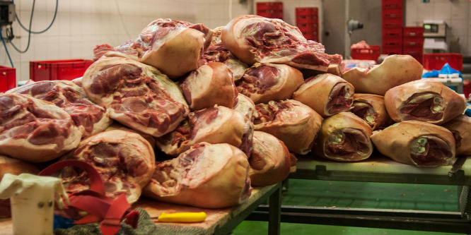 Vizezett import sertéshús után kutatnak az ellenőrök a nagykereskedőknél