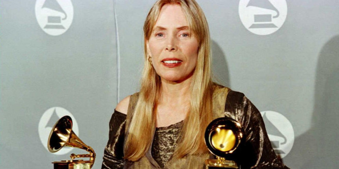 Hazakerült a kórházból, és beszélni is tud Joni Mitchell