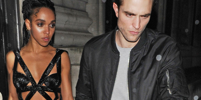 Robert Pattinson menyasszonyával nyalakodott
