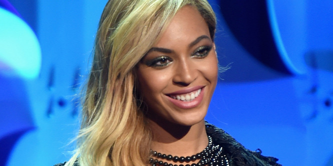 Beyoncé a víz alatt is mesésen szól - Elképesztő videoklip!
