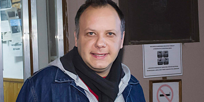 Damu Roland titkolja a munkáját