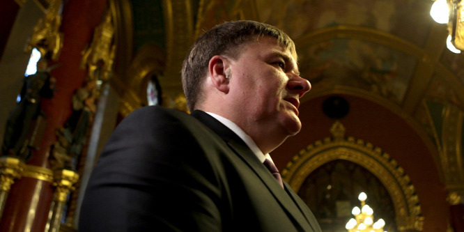A brókerbotrány politikai felelőseit keresi a parlament