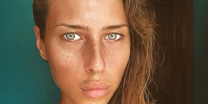 Cynthia Dictator először fotózta le magát mosolyogva