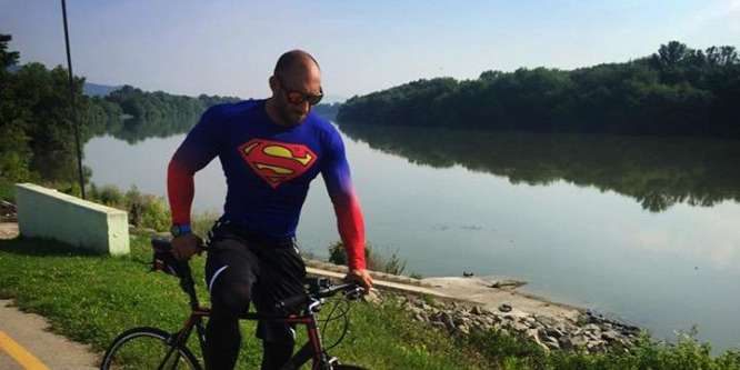 Superman-jelmezben teker Berki Krisztián