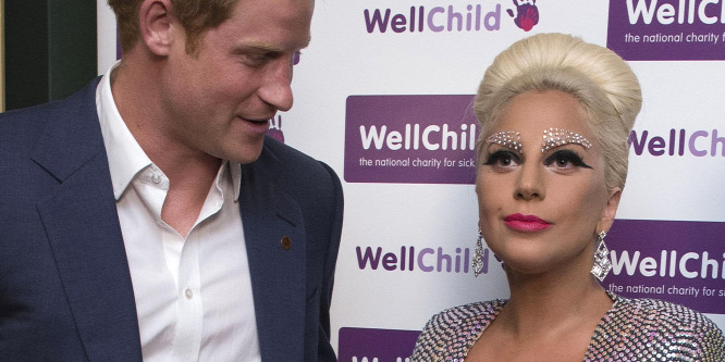 Harry herceg alaposan megbámulta Lady Gaga dekoltázsát