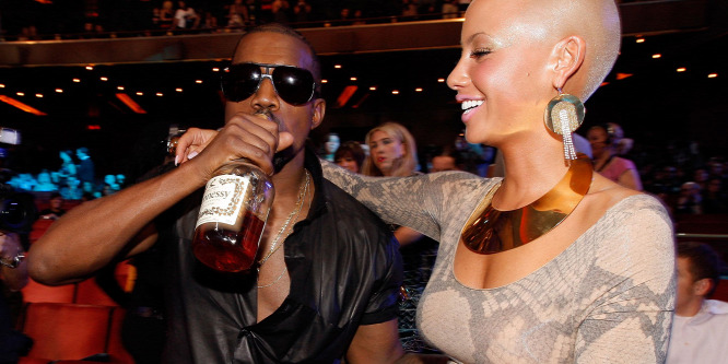 Amber Rose azt állítja, hogy Kanye West 10 éve zaklatja