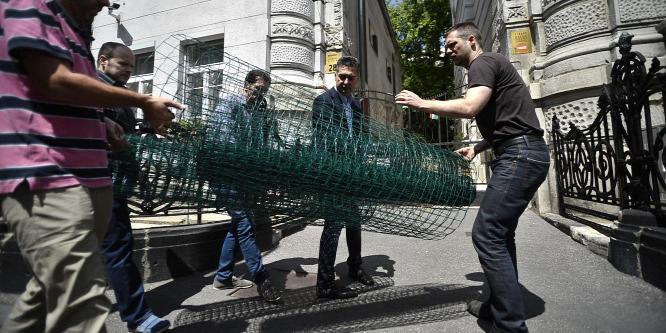 Már épül a kerítés, egyelőre a Fidesz-székház körül