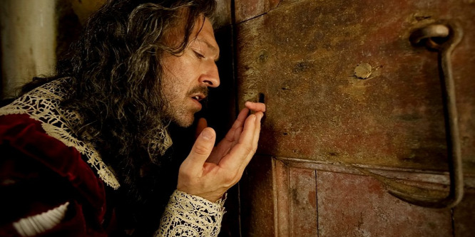 Vincent Cassel csókolózó nők lábai közül bukkan fel