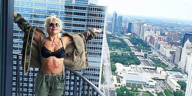 Lady Gaga egy szál melltartóban örömködött az erkélyén