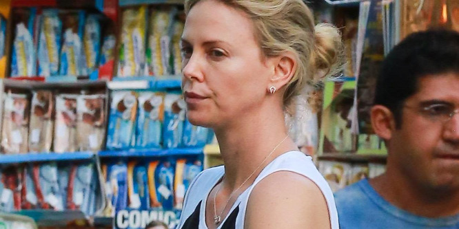 Charlize Theron borzalmasan fest szakítása óta