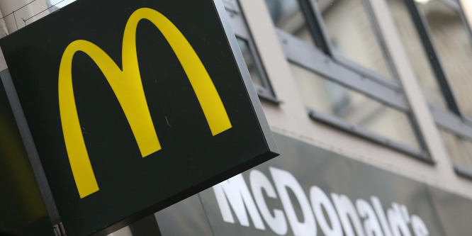 Két embert lelőttek, nyolc ember megsérült egy chicagói McDonald's előtt