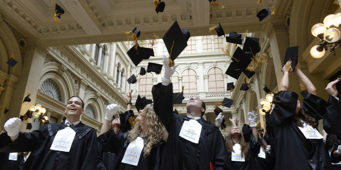 Kiderült! Ez várja a végzősöket a diplomaosztón