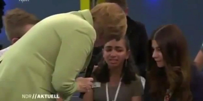 Jó hírt kapott a menekült lány, akit Merkel megríkatott