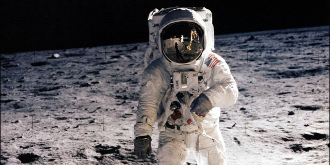 Jeff Bezosék perlik a NASA-t az Elon Muskékkal kötött milliárdos Holdra szállási projekt miatt
