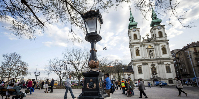 Egy otthagyott bőrönd okozott riadalmat a Batthyány téren