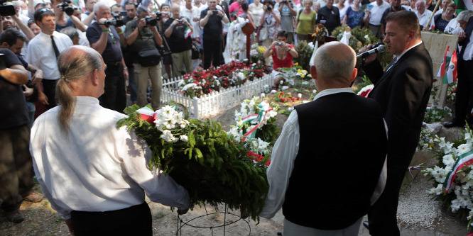 Tovább rágódnak Petőfi csontjain
