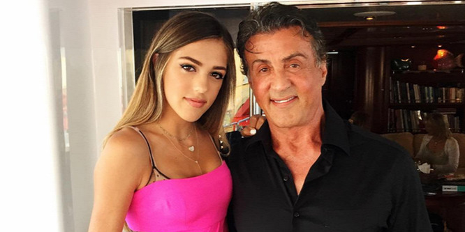 Sistine Stallone falatnyi miniruhában villogtatja hosszú combjait - Fotó