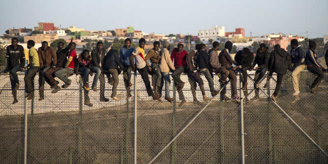 Modernebb kerítéssel védekeznek a migránsok ellen Spanyolországban