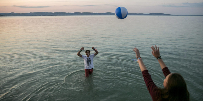 Meddőséget kockáztat, aki szájjal fújja ezt a strandjátékot