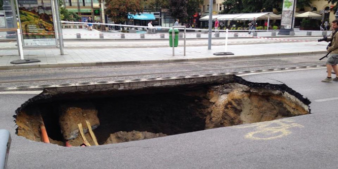 Beszakadt utak, sötét lámpák Budapesten