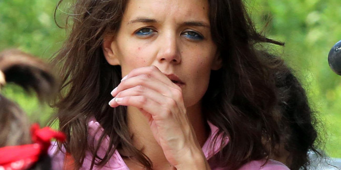 Itt meg mi történt? Fog nélküli mosollyal fotózták Katie Holmes-ot