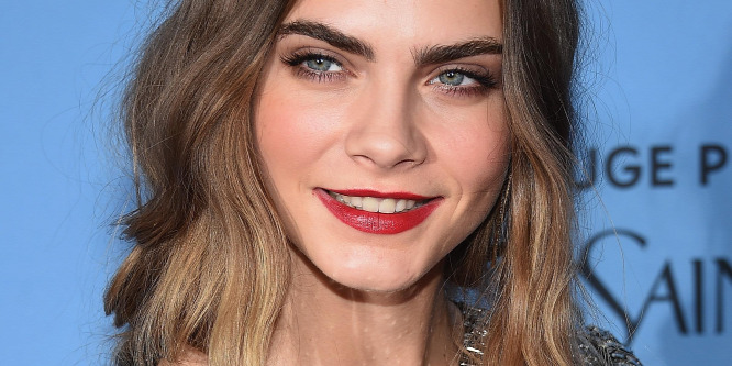 Anyaszült meztelenül fotózták Cara Delevingne-t