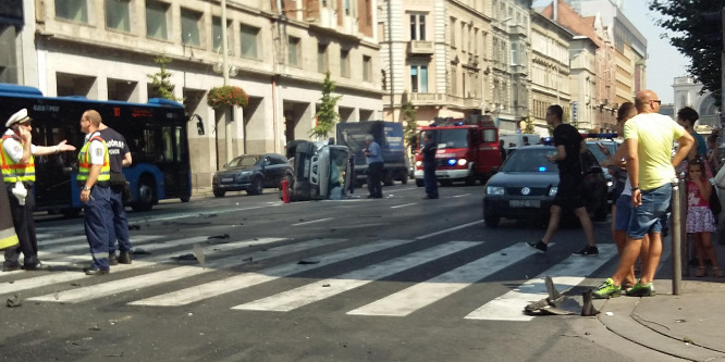 Tűzoltódoktorok autója borult fel a fővárosban