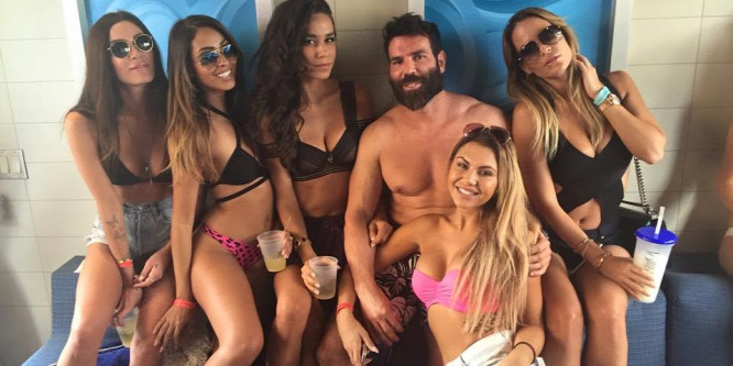 Betörtek Dan Bilzerian pókerjátékos luxusvillájába
